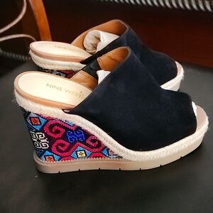 New wot Nine West black suede platform sandals